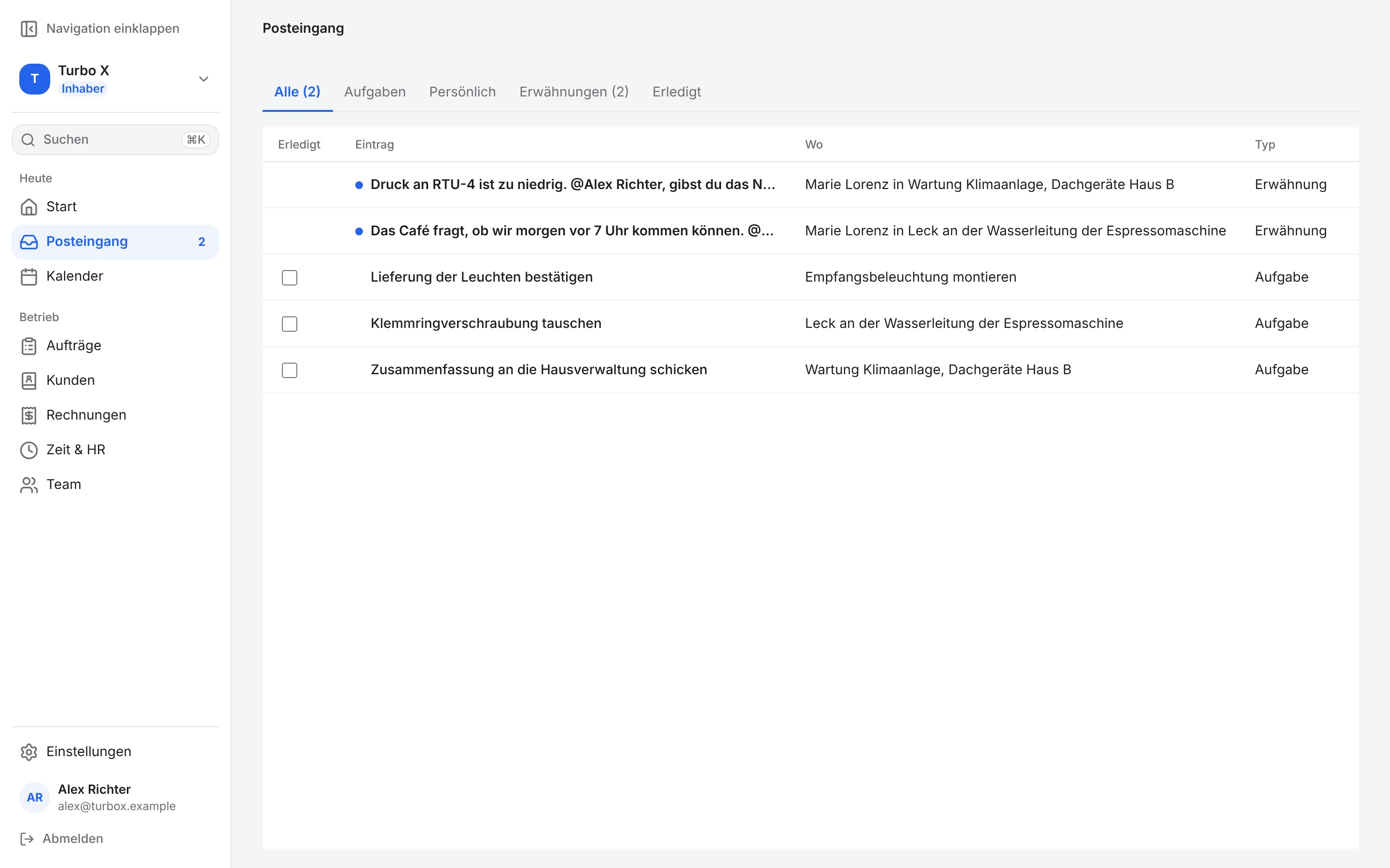 Der Slate-Posteingang im Desktop-Browser: Filter für Alle, Aufgaben, Persönlich, Erwähnungen und Erledigt über einer Liste mit zwei Erwähnungen und drei offenen Aufgaben, jeweils mit dem Auftrag, zu dem sie gehören.